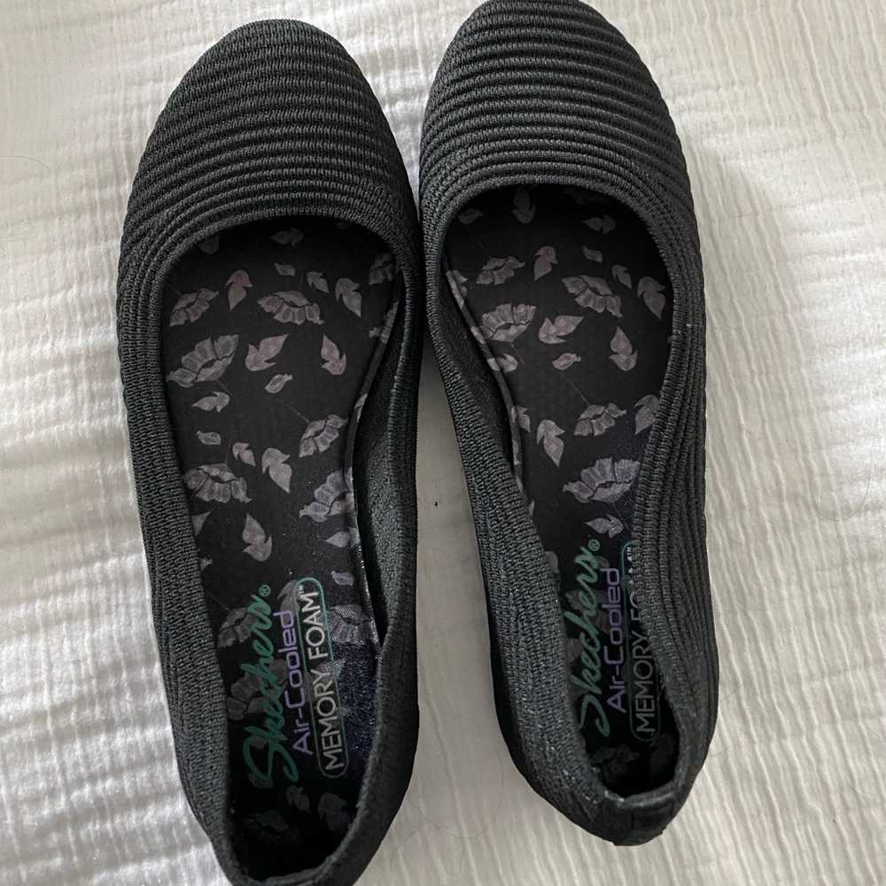Skechers size 9 memory foam black flats. Lightly worn